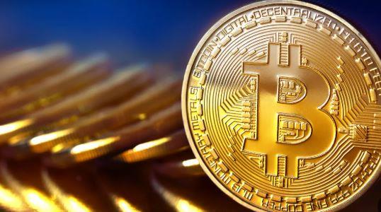 بيتكوين تتراجع إلى 121 ألف دولار بعد عمليات جني الأرباح